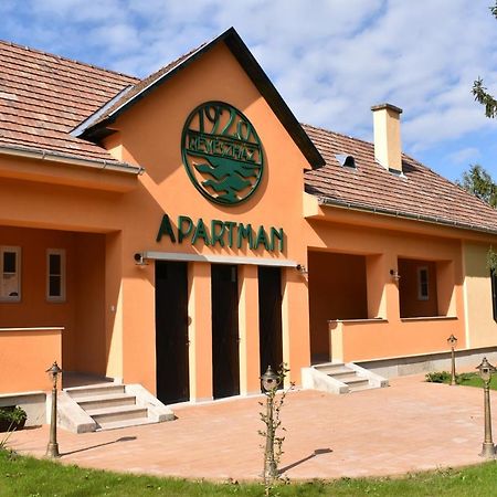 Szazesztendos Reveszhaz Apartman Szigetmonostor Luaran gambar